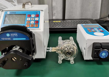 Peristaltic pump head and fluid line arrangement